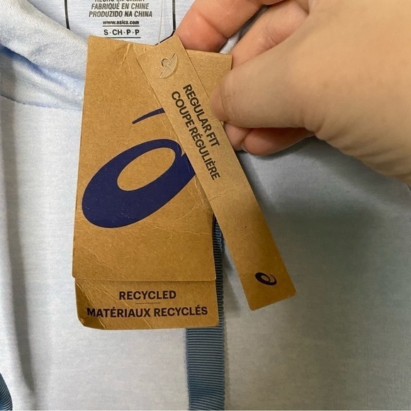 NWT Asics Light Blue Zip Pocket Light Weight Hoodie Size S - Picture 3 of 6